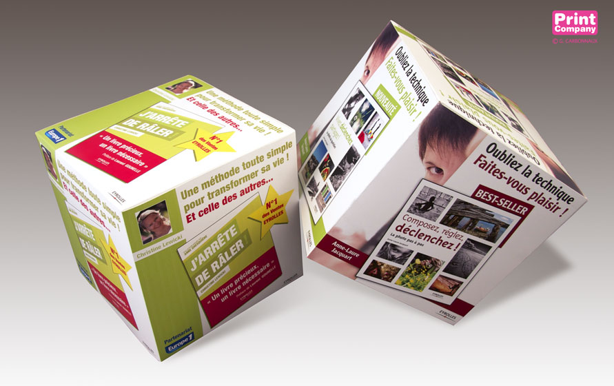 Cube carton personnalise de decoration de vitrine impression et découpe numérique a la forme